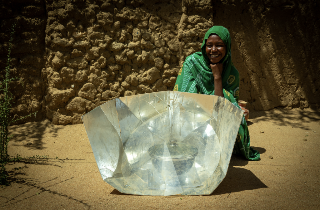 Tsjaad vrouw met solar cooker