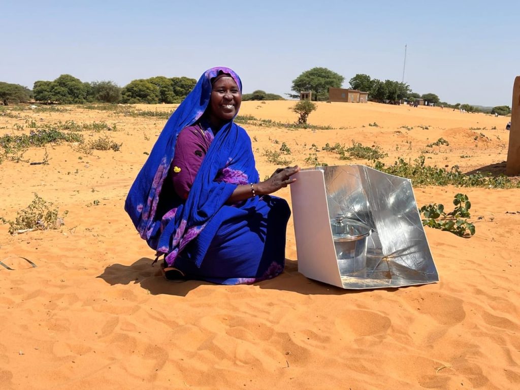 Moura Haggar using the solar cooker